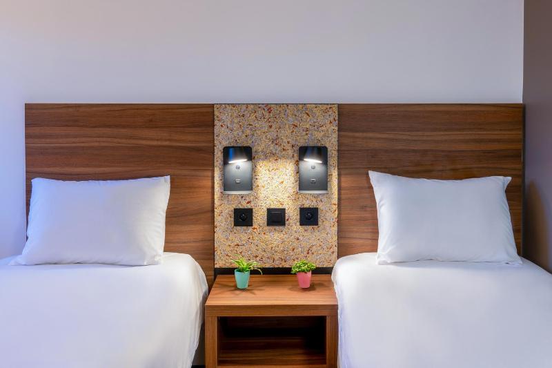 POP Twin Room image 3