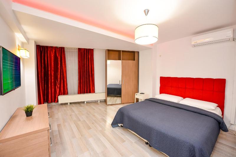 Three-Bedroom Apartment with Balcony image 1
