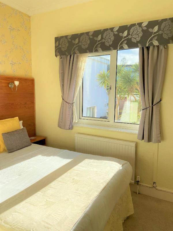 Small Double Room image 3