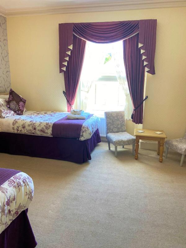 Twin Room with Private Bathroom image 3