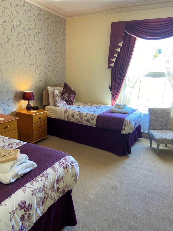 Twin Room with Private Bathroom image 4