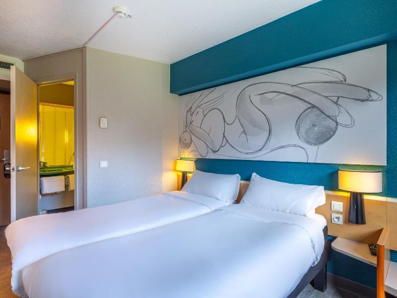 Twin Room image 4