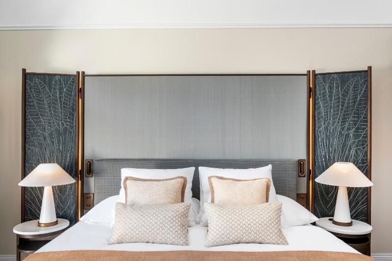 Ambassador Deluxe Room image 2