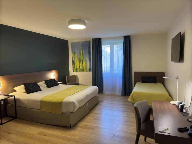 Superior King Room with Single Bed image 1