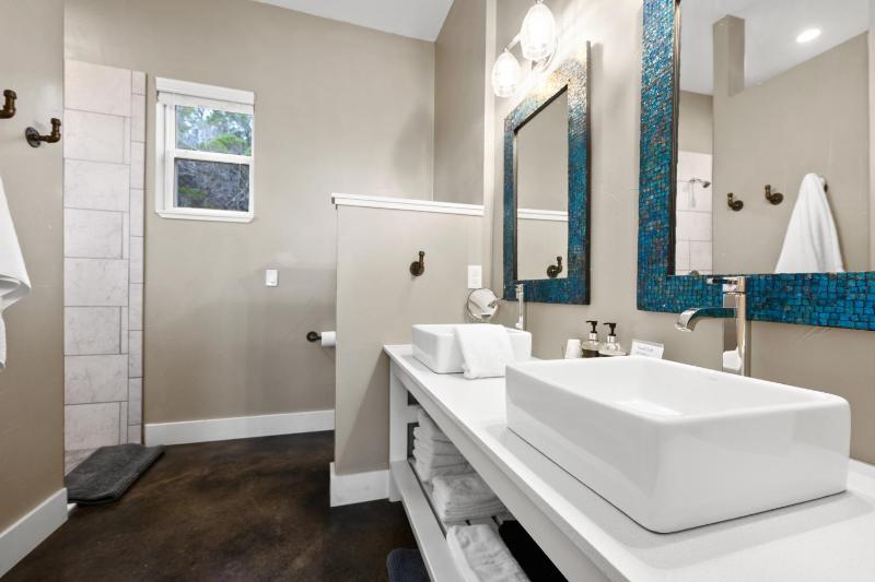 One-Bedroom House image 2