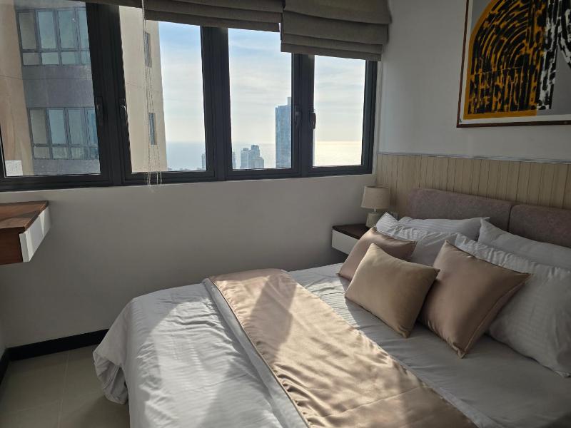 41st Floor TRIZEN Smart Luxury Apartment with sea view and portcity view - image 9