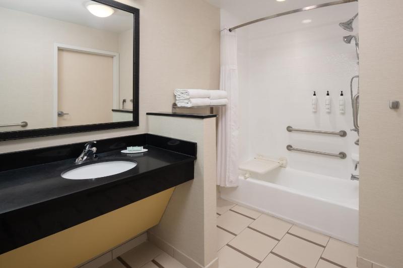 Fairfield Inn & Suites by Marriott Tampa Westshore/Airport - image 2
