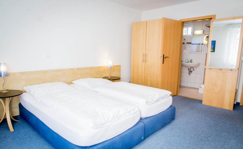 Double Room image 3