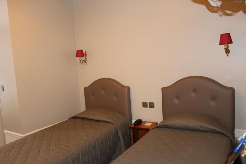 Twin Room with Shower image 4