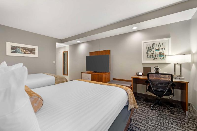 Queen Room with Two Queen Beds - Non-Smoking image 4