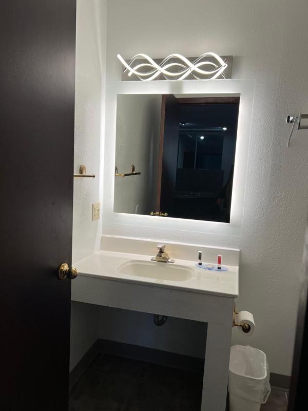 Queen Room with Two Queen Beds - Disability Access/Non-Smoking image 4