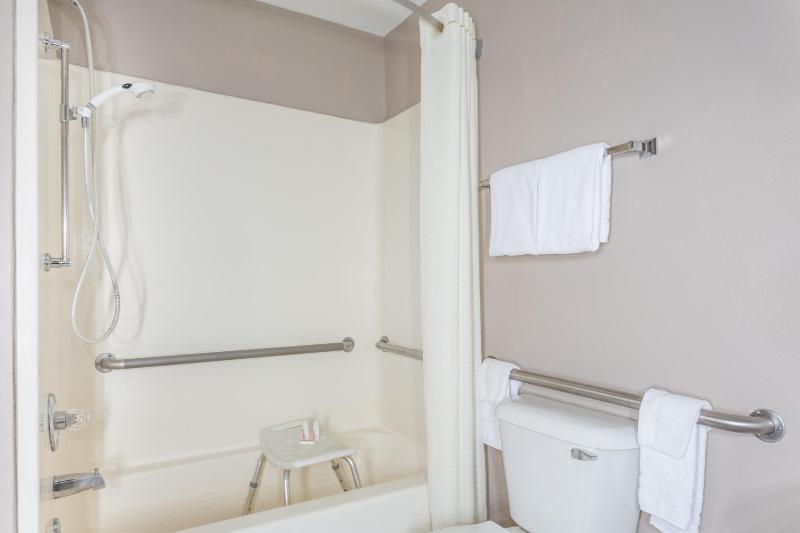 Queen Room with Two Queen Beds - Non-Smoking image 2