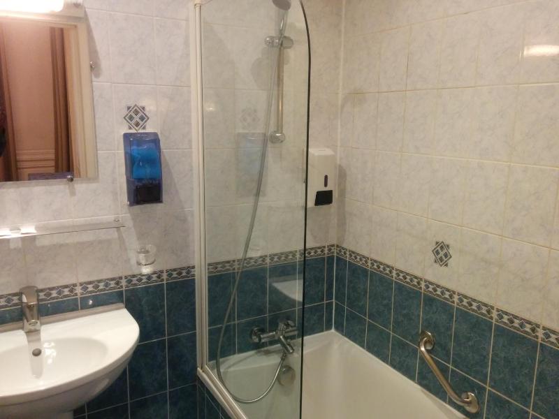 Quadruple Room with Bath image 2