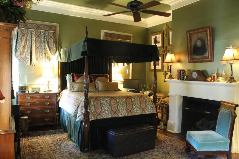 Deluxe Queen Room image 1