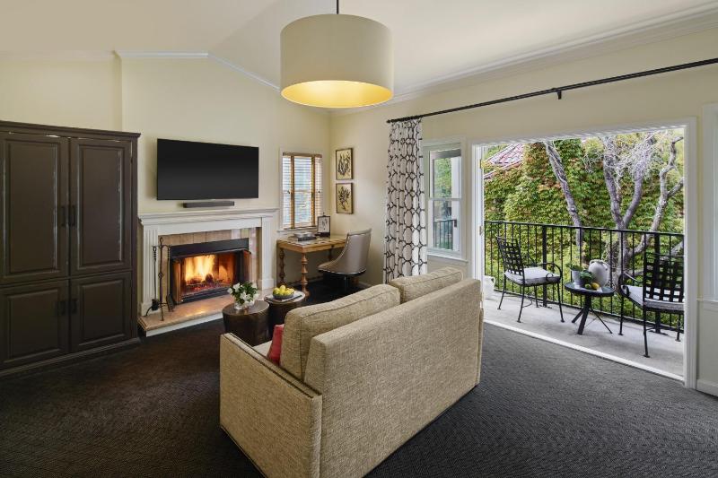 Vineyard King Suite with Sofa Bed, Fireplace, Jacuzzi and Garden View image 4