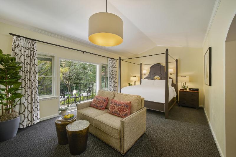 Vineyard King Suite with Sofa Bed, Fireplace, Jacuzzi and Garden View image 3