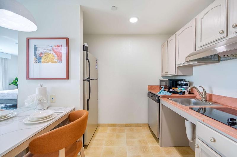 King Studio with Roll-In Shower - Mobility and Hearing Access/Non-Smoking image 4