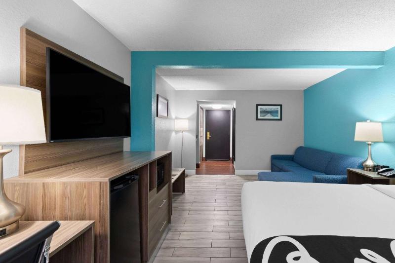 King Room with Sofa Bed - Non-Smoking image 3