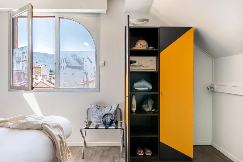 Two Adjacent Double Rooms (non communicating) image 2