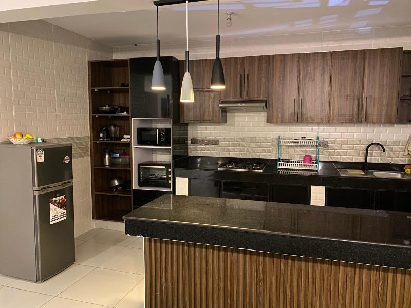 Cosy 3 Bedroom apartment with pool AC washing machine hot water n near mall - image 2