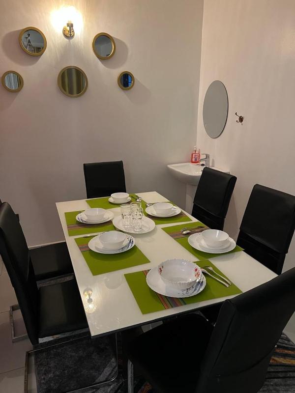 Cosy 3 Bedroom apartment with pool AC washing machine hot water n near mall - image 6