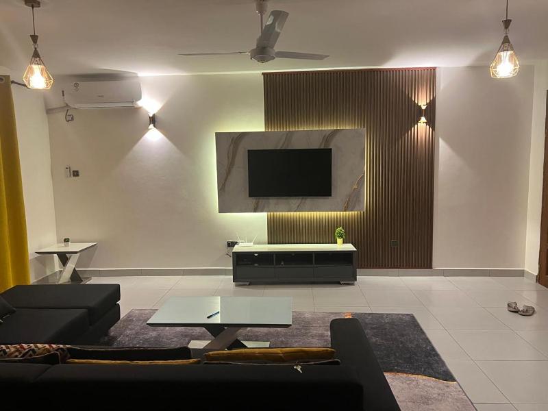 Cosy 3 Bedroom apartment with pool AC washing machine hot water n near mall - image 7