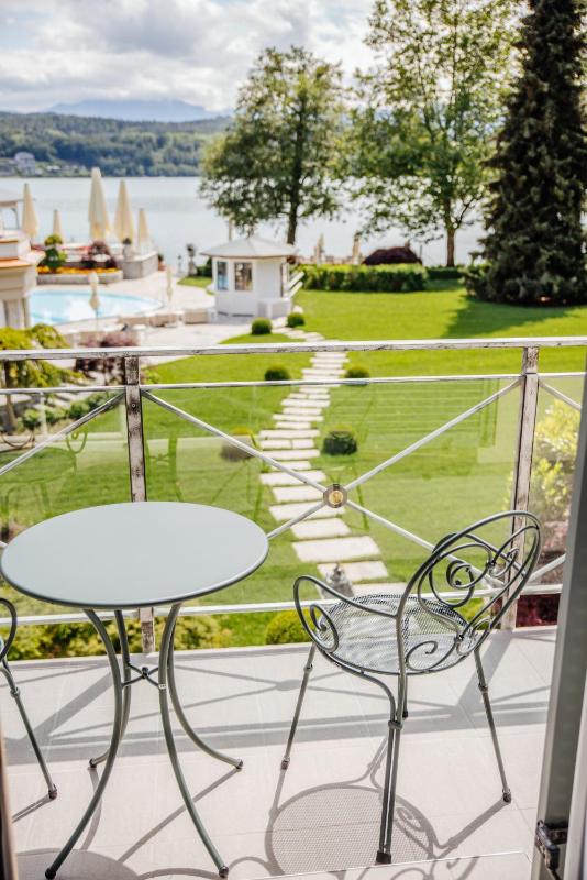 Deluxe Double Room with Balcony and lateral Lake View image 4