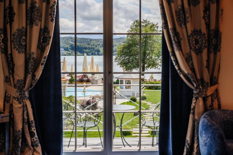 Deluxe Double Room with Balcony and lateral Lake View image 1