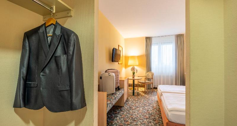 Economy Double Room image 3