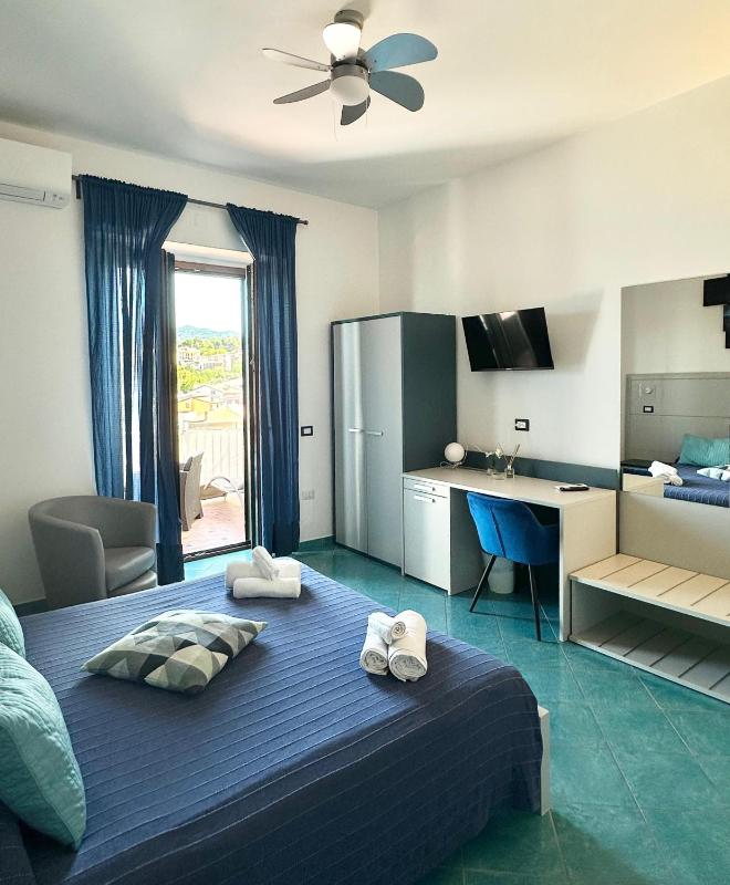Double Room with Balcony and Sea View image 4