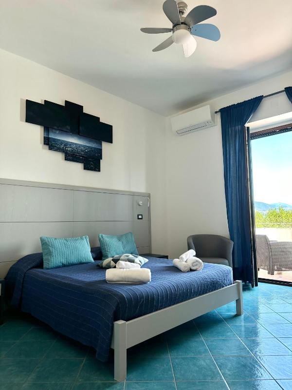 Double Room with Balcony and Sea View image 3