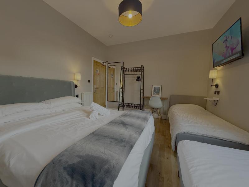 Quadruple Room with Shared Bathroom image 1