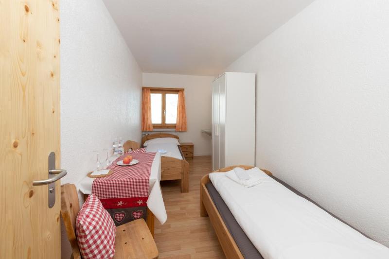 Twin Room with Shared Bathroom image 1