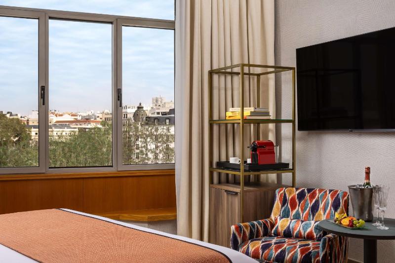 Premium Room with Prado View image 3