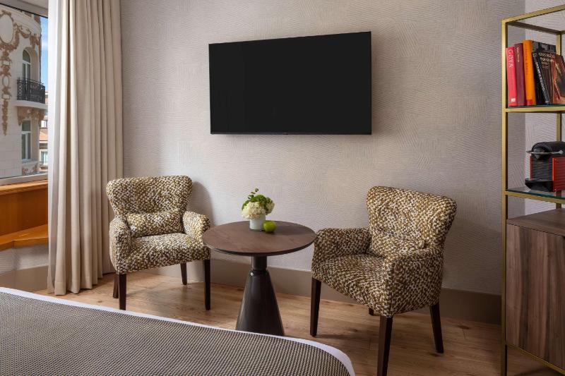 Superior Double or Twin Room with Views image 3