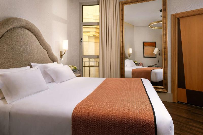 Superior Room with Courtyard View image 4