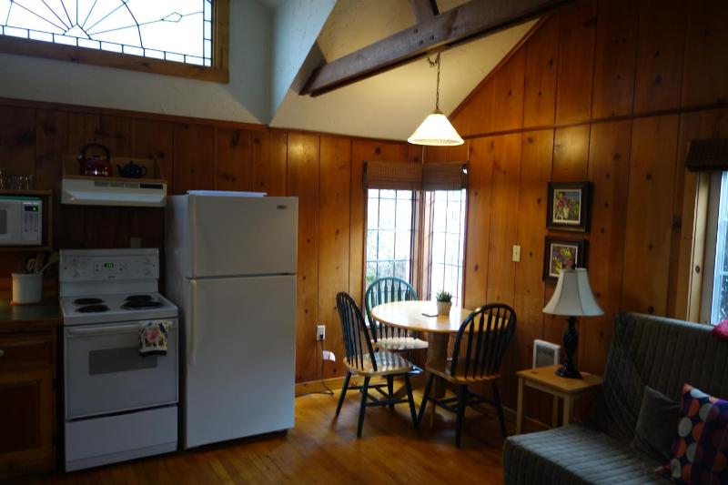 One-Bedroom Cottage with Full Kitchen - Queen Bed & Futon - 1st Floor - Not Pet-Friendly image 3