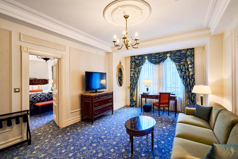 Suite King Bed image 3