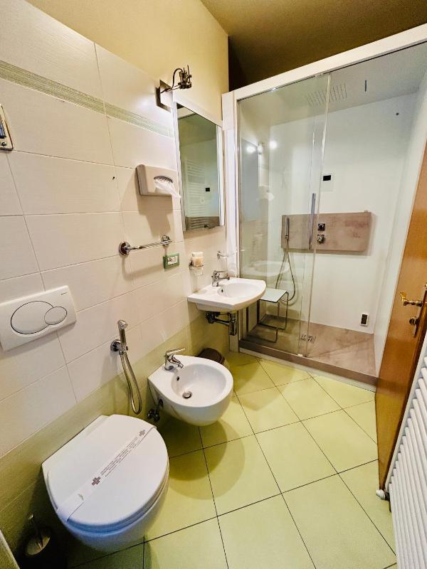 Double or Twin Room image 3