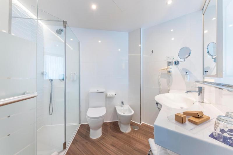 Double Room with Sea View (1 Adult) image 2