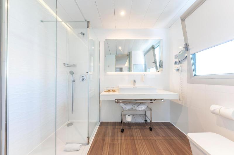 Family Room (2 Adults + 2 Children) image 3