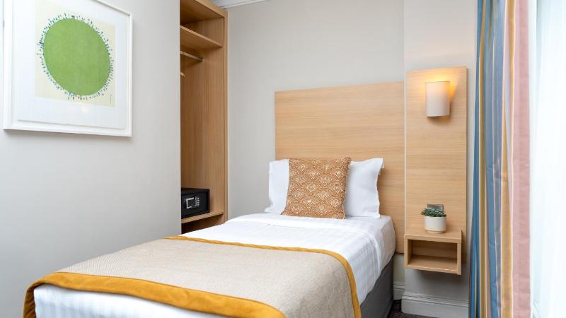 Standard Single Room image 3