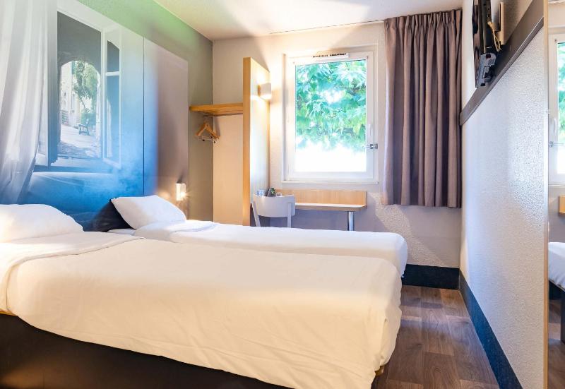 Twin Room - Non-Smoking image 4
