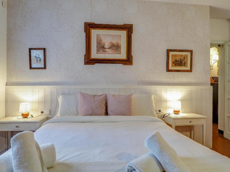 Red Velvet Apartment by Hello Homes Sitges - image 13