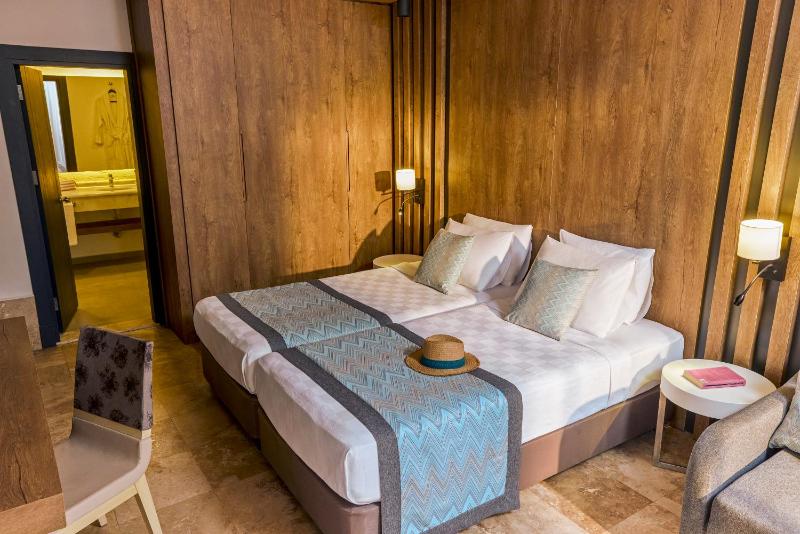 Superior Triple Room image 2