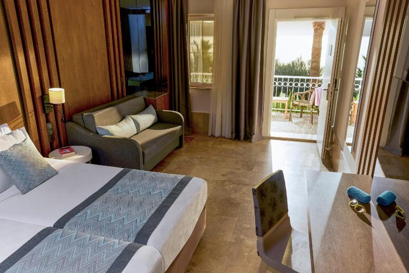 Superior Triple Room image 1