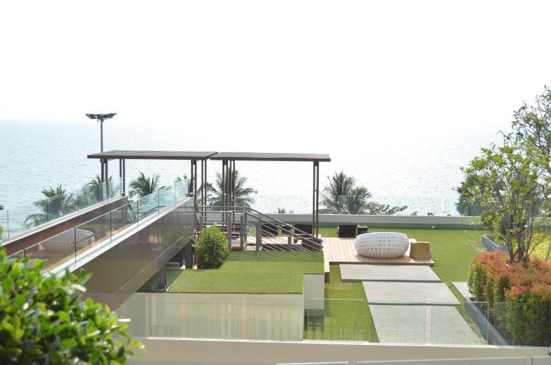 Everyday Beachfront Stylish Luxury Jomtien - image 17
