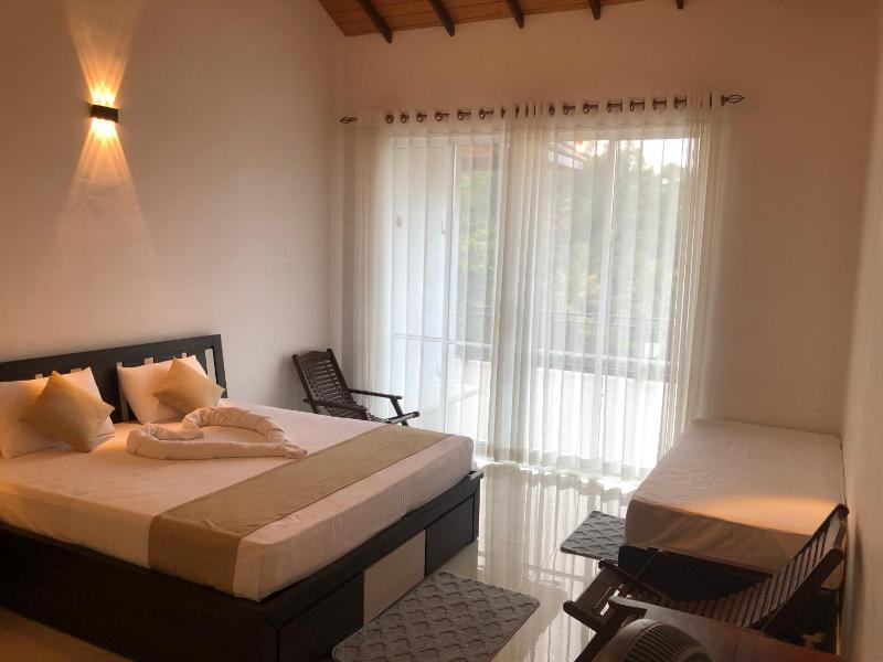 Chathu Holiday Home - image 11