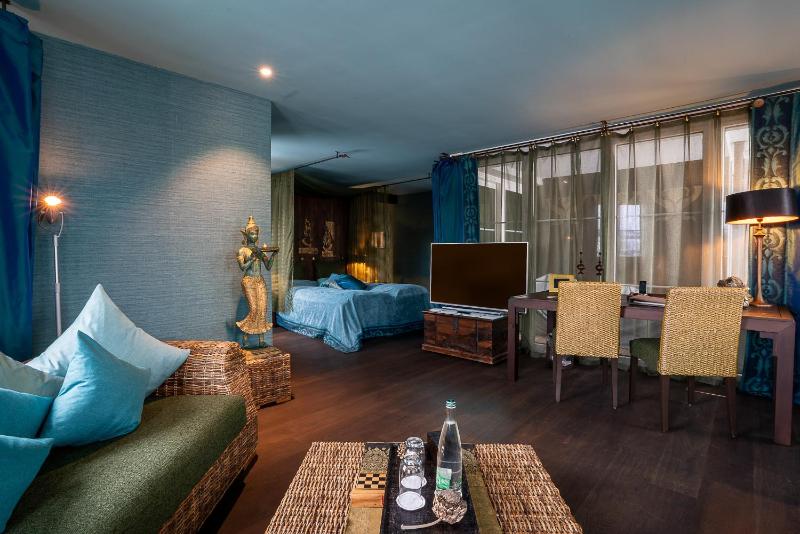 Deluxe Suite with Spa Bath image 4