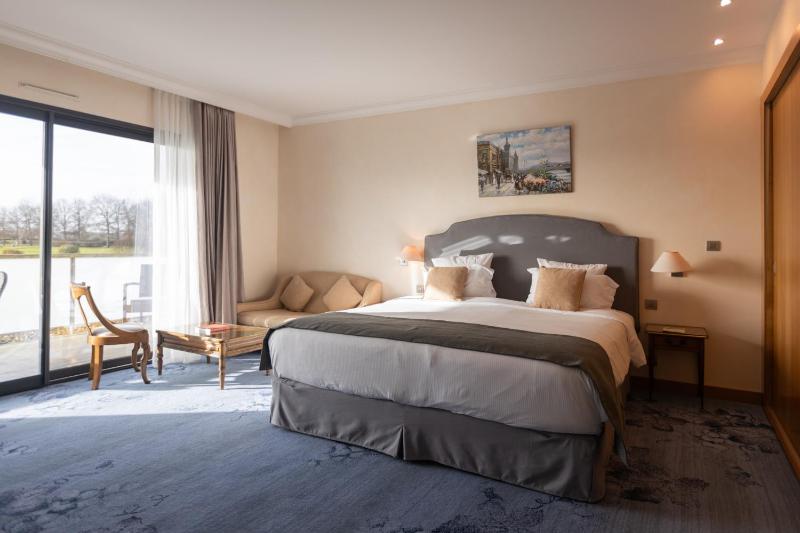Junior Suite with Balcony image 1